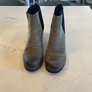 Sorel Two-Tone Gray and Black Ankle Boots